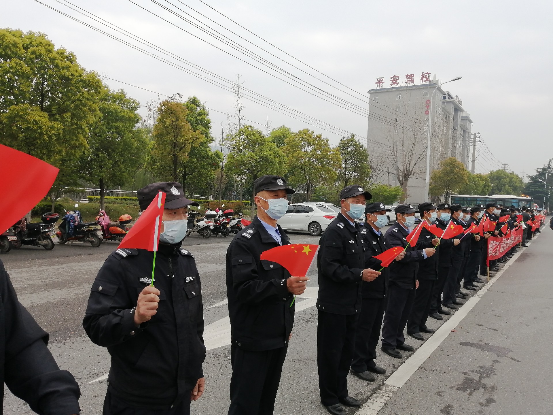 百佳物業(yè)黨支部組織公司黨員、入黨積極分子和百佳物業(yè)的佳人們?yōu)樵鹾厢t(yī)療隊(duì)送行